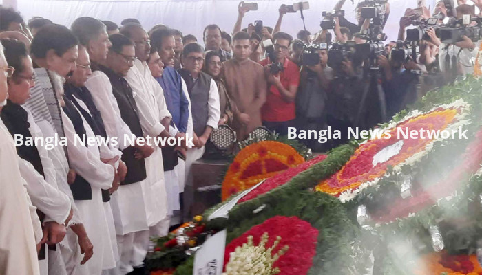 শেখ কামালের প্রতিকৃতিতে আওয়ামী লীগের শ্রদ্ধা