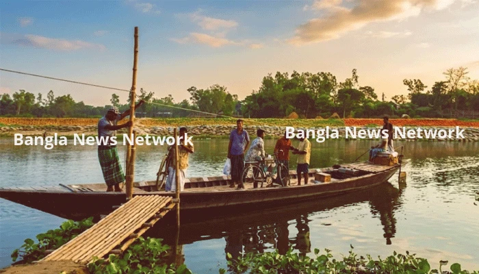 জ্বালানিসংকটে বিভিন্ন স্থানে নৌযান চলাচল বন্ধ, দড়ি টেনে চলছে খেয়ানৌকা