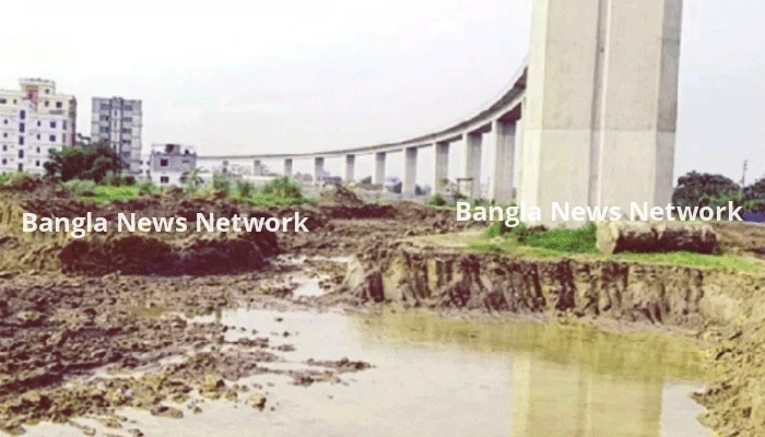 ফতুল্লায় পদ্মা রেল সেতুর পিলারের নিচ থেকে মাটি উত্তোলন