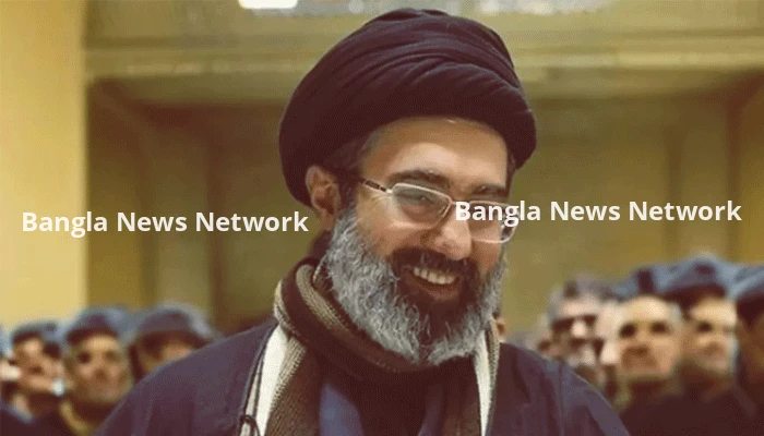 অজ্ঞাত স্থান থেকে মোজতবা খামেনির হাতে লেখা চিরকুটে চলছে ইরান