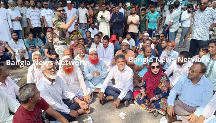 নগর ভবনের সামনে বিক্ষোভে ইশরাক সমর্থকরা