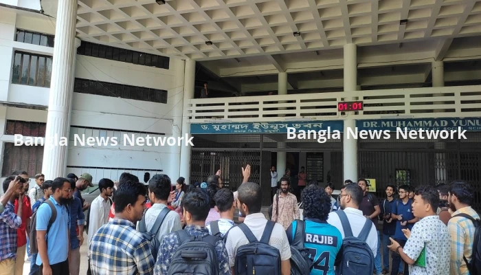 শিক্ষা ক্যাডারে ‘স্বতন্ত্র রাষ্ট্রবিজ্ঞান’ রক্ষার দাবিতে চবিতে বিক্ষোভ