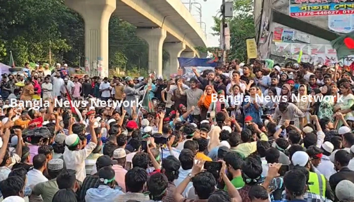 আওয়ামী লীগকে নিষিদ্ধের দাবিতে গণজমায়েত চলছে শাহবাগে