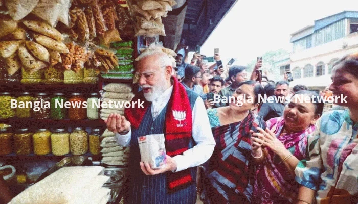 রাস্তায় দাঁড়িয়ে ১০ টাকার ঝালমুড়ি কিনে খেলেন মোদি