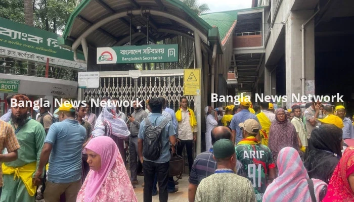 মেট্রো স্টেশনে আন্দোলনকারীদের অবস্থান, ভোগান্তিতে যাত্রীরা